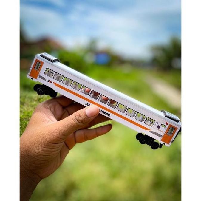AKRILIK Mainan Kereta Api , cc201, 2 Gerbong ekonomi putih,1 gerbong