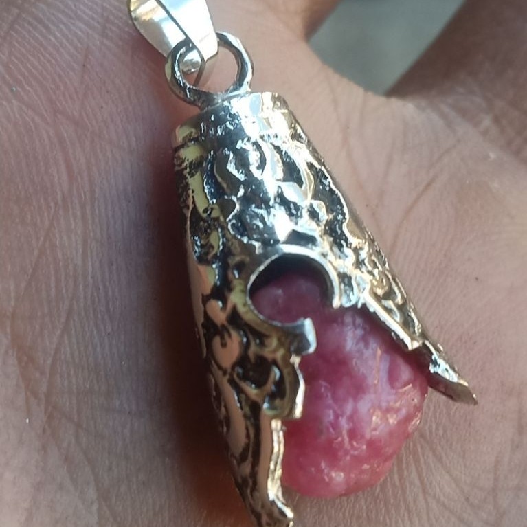 liontin ukir bali batu Ruby ngerikil