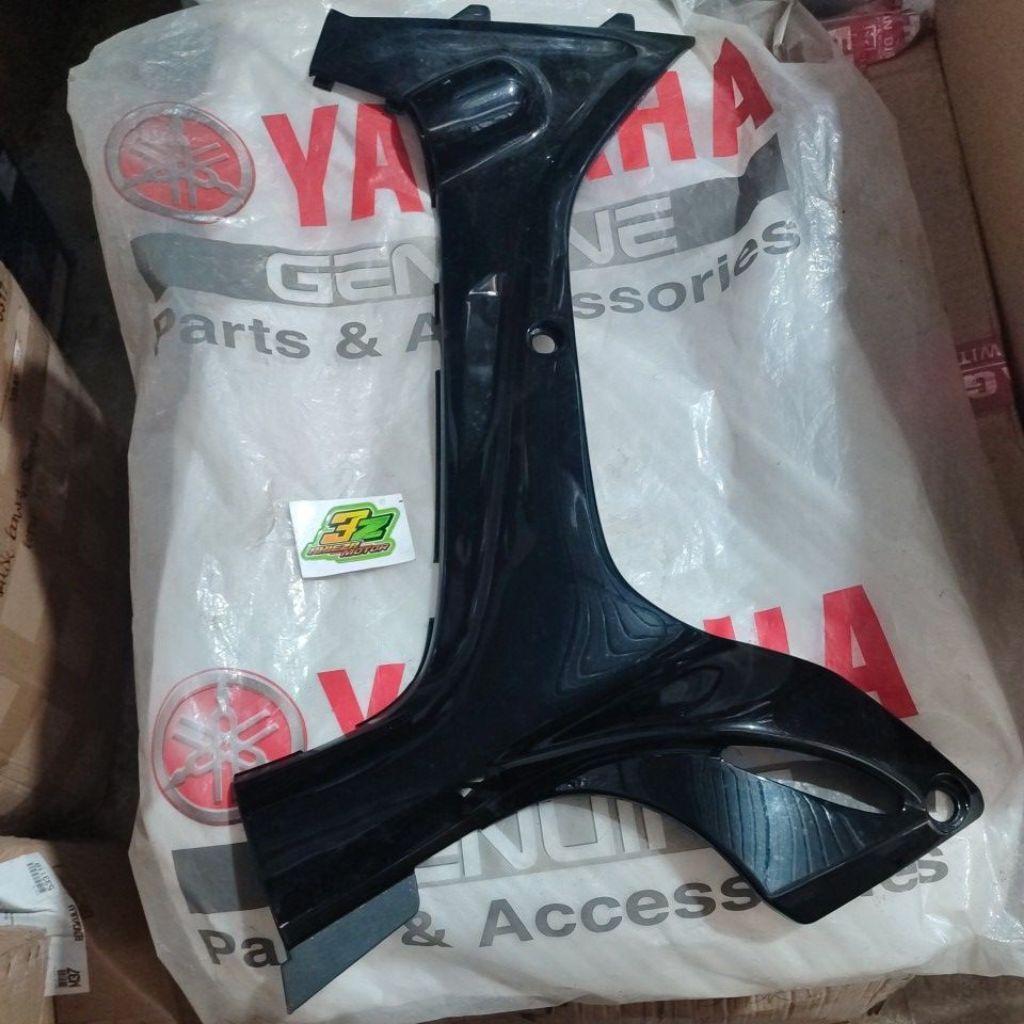 Legshield leksil sayap dalam kanan F1zr Fizr 4US hitam YB original YGP nos / 4US-F8395-00-33