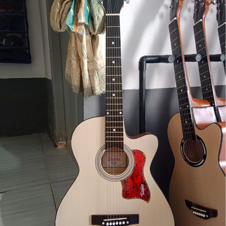 Gitar Taylor warna Natural / Cream sudah tanem besi