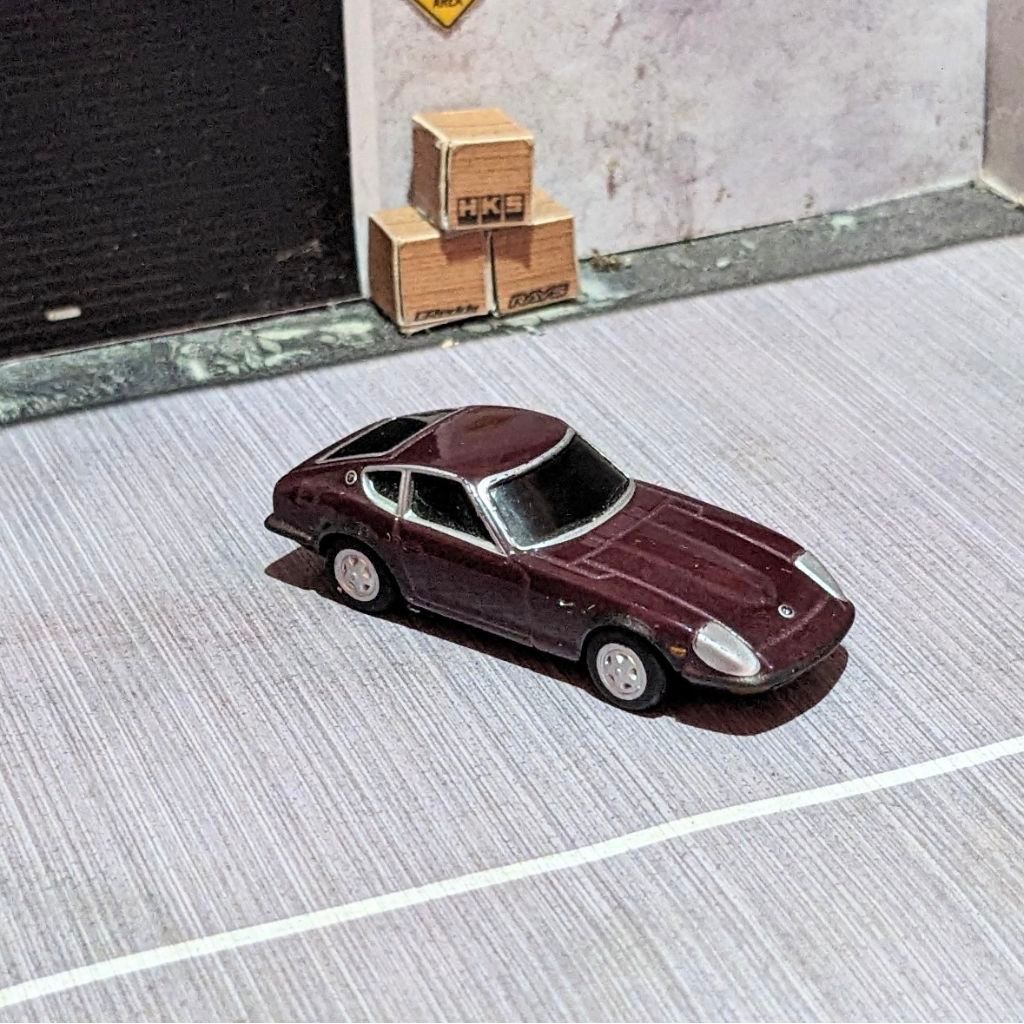 UCC NISSAN FAIRLADY Z 240ZG MAROON Eksklusif Jepang skala 1/72 (loose)