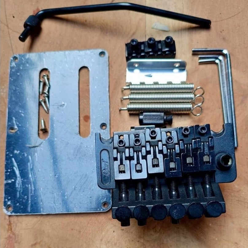 Set tremolo gitar Cort model Schaller warna Black.