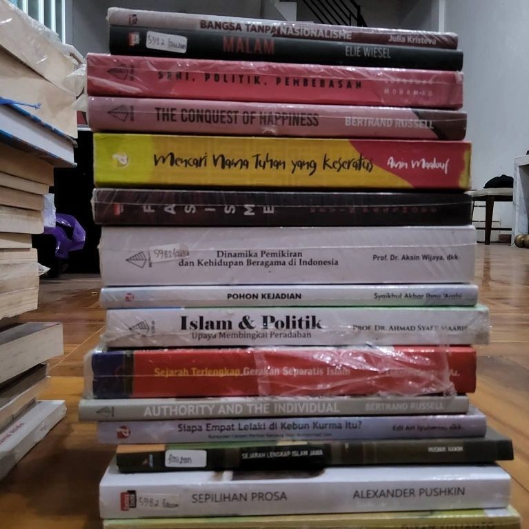 Buku-buku non-fiksi berbagai judul seperti The Conquest of Happiness Islam & Politik Alexander Pushk