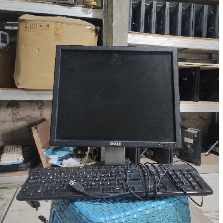 obral monitor LCD komputer bermerek Dell dengan rasio layar mulus ber garansi lengkap powr dan vga b