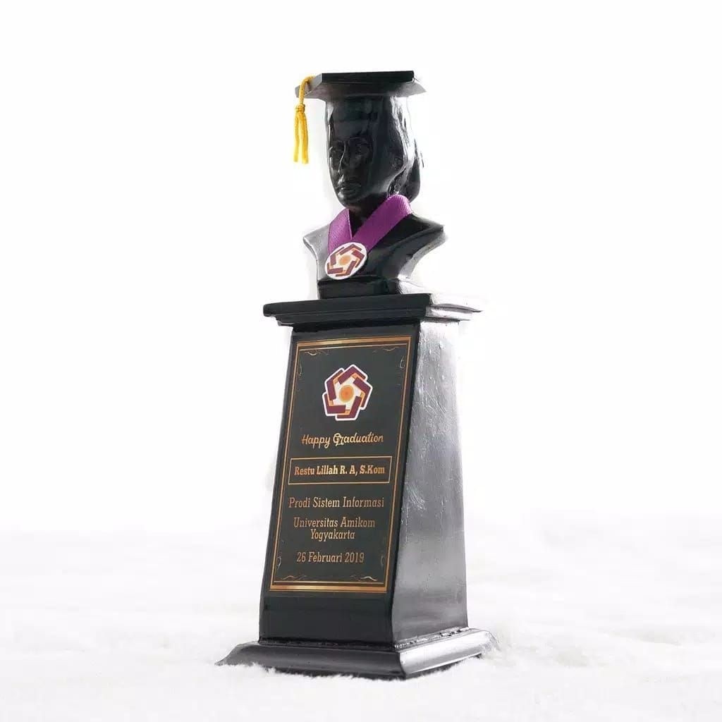 patung wisuda
