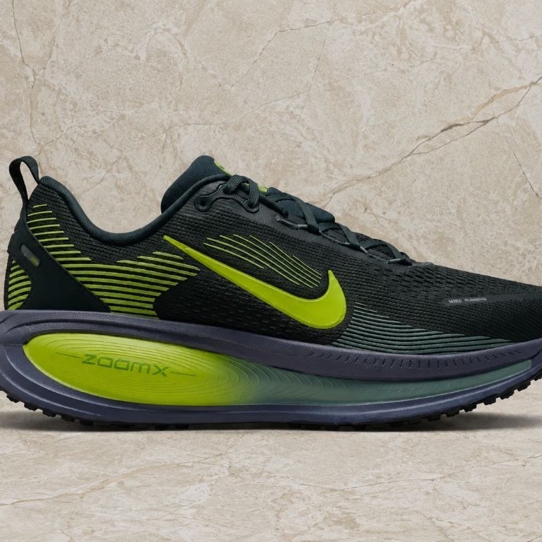 Sepatu lari Nike Vomero 18 second