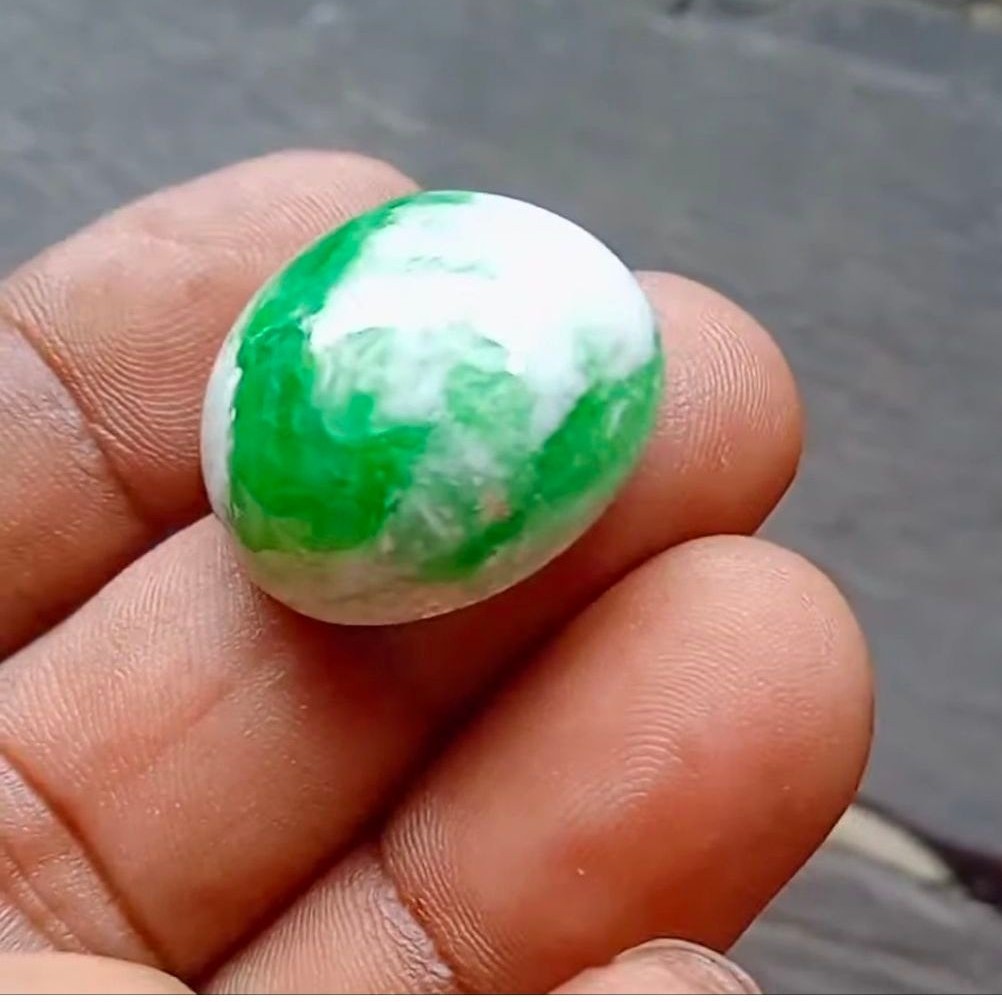 Bahan Natural Giok Jadeite Jade warna hijau Imperial C foto promosi contoh jadinya