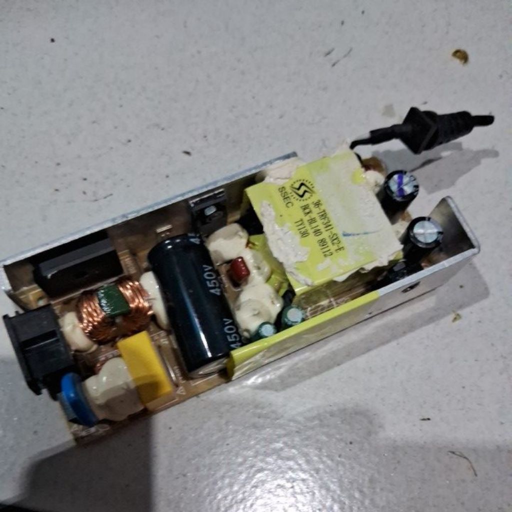 adaptor hk aura studio 2 kondisi matot