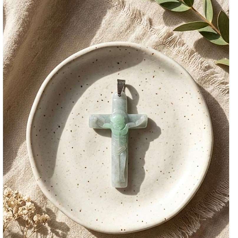 TuanNyonya Liontin Salib Yesus Giok Wuji Floating Green Apple Tipe A Serti