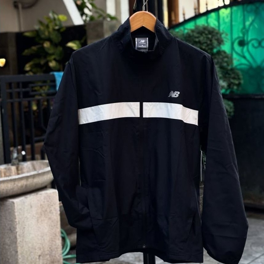 NB Water Resistant Running Essentials Jacket Black White BNWT ORIGINAL BARANG RESMI STORE