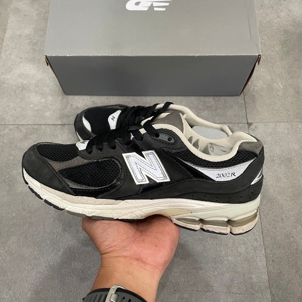 Nb 2002R Black Castlerock #W338