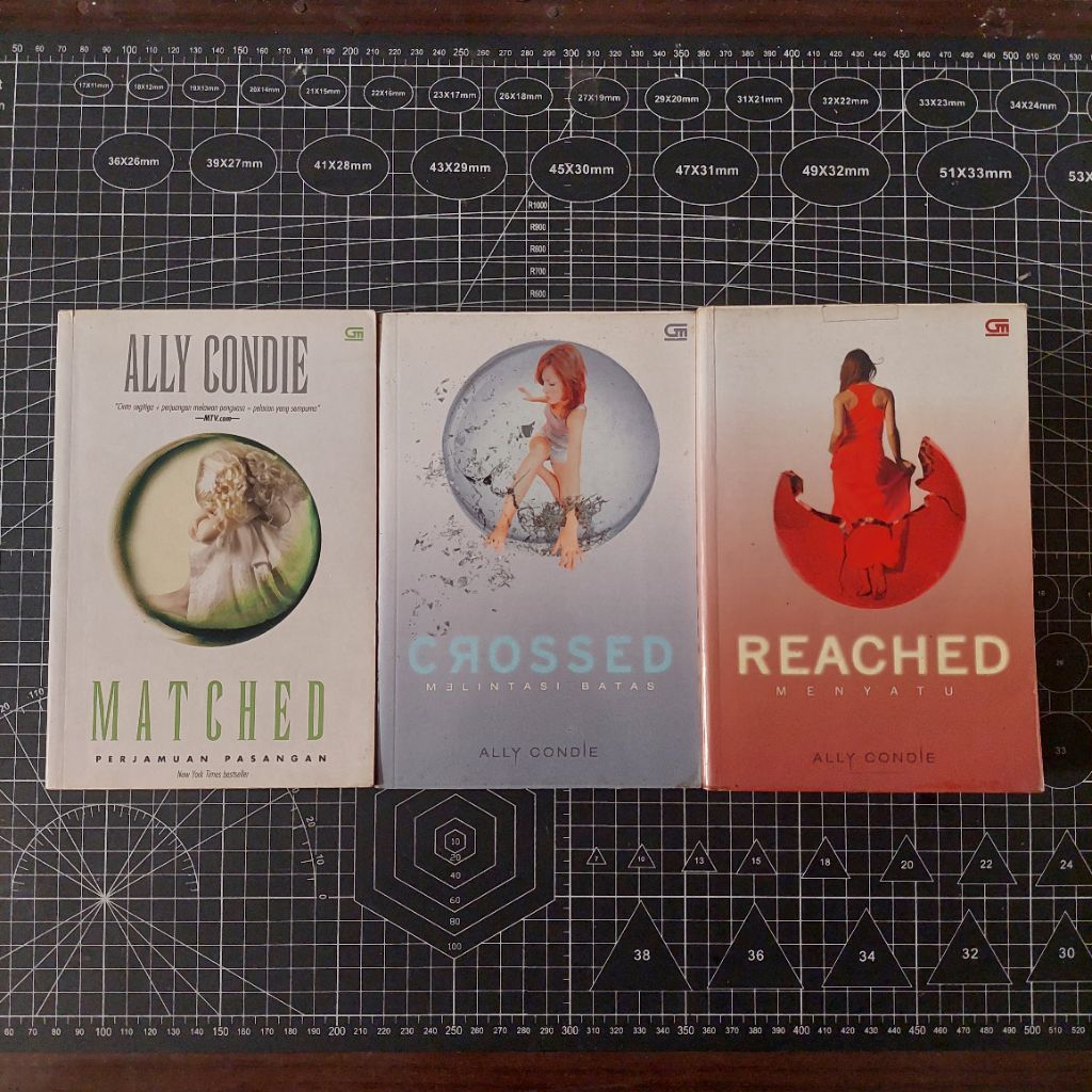 PRELOVED BOOK - Novel Matched Set: Matched; Crossed; Reached - Ally Condie