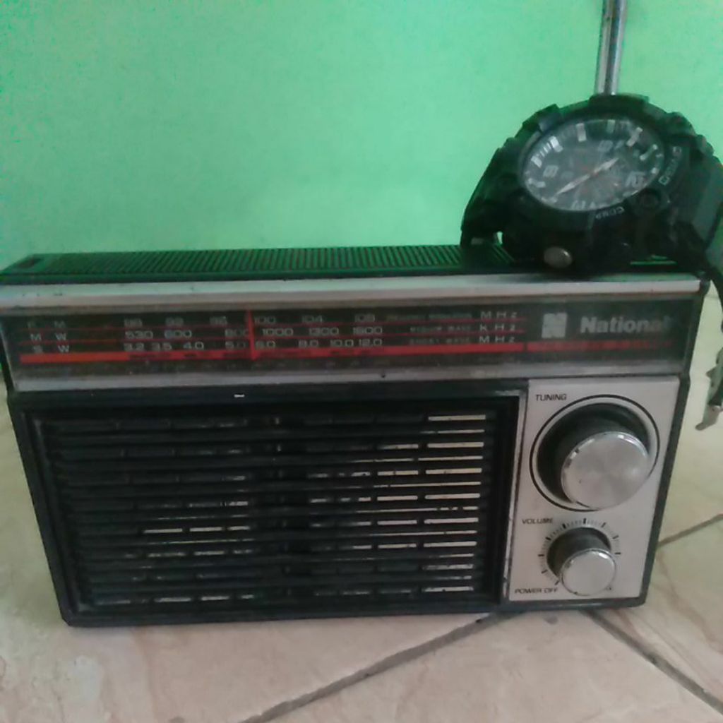 Radio Analog National FM MW SW dengan Antena dan Speaker Hitam