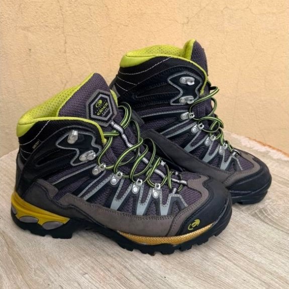 sepatu Hiking second brand EIDER GORETEX SIZE 40