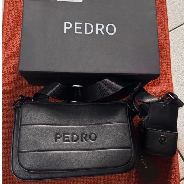 Tas selempang PEDRO warna hitam dengan pouch kecil, tas crossbody pria