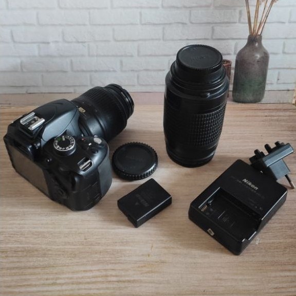Kamera DSLR Nikon D3200 dengan dua lensa standar dan tele, baterai dan charger