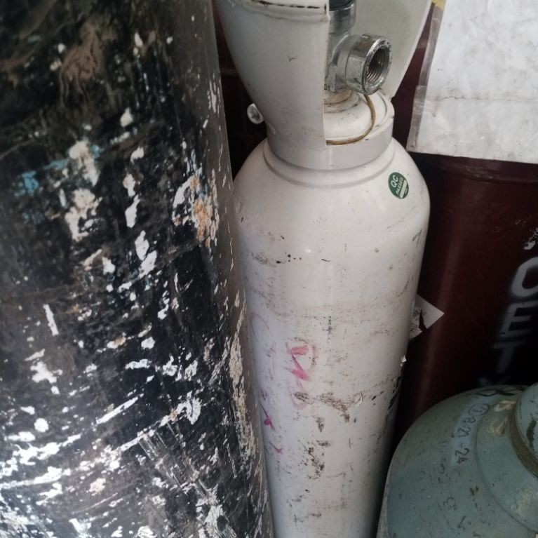 tabung 2m³+isi gas helium UHP.  tidak mudah terbakar kalau kena api