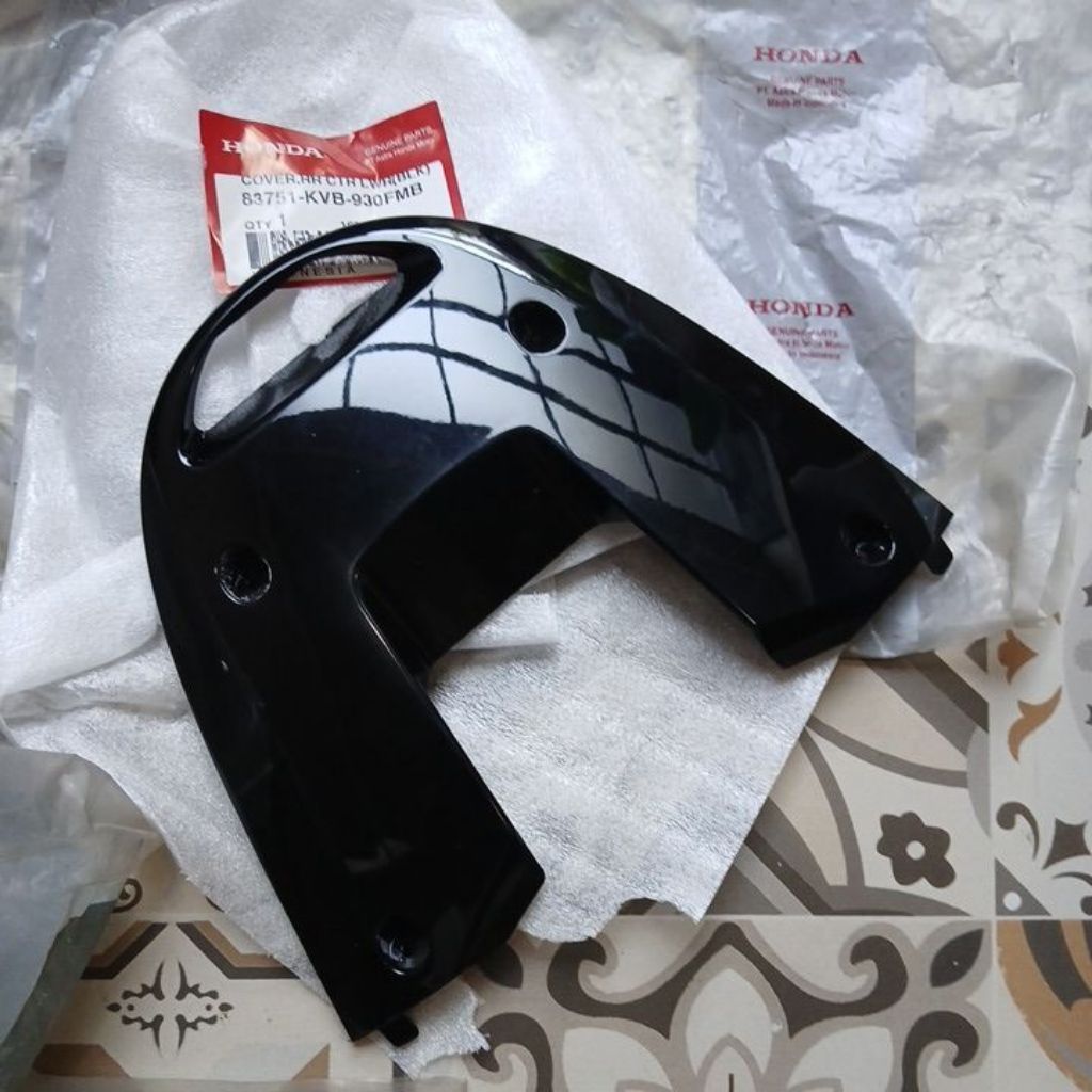 COVERTAIL SAMBUNGAN BODY BELAKANG VARIO KARBU 110 LAMA CW HITAM ORIGINAL AHM 83751 KVB 930FMB