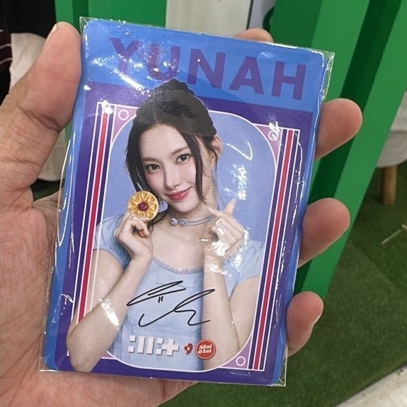 Benefit Slai o'lai Yunah photocard only illit