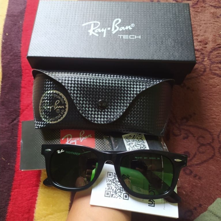 Kacamata Rayban Wayfarer square x display