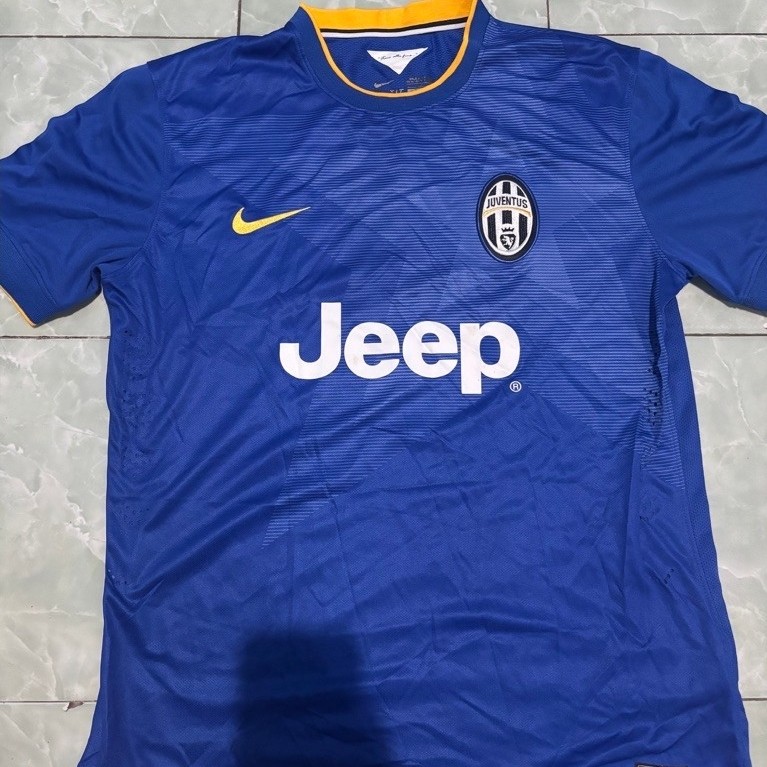 Jersey Juventus biru Nike dengan logo Jeep lengan pendek