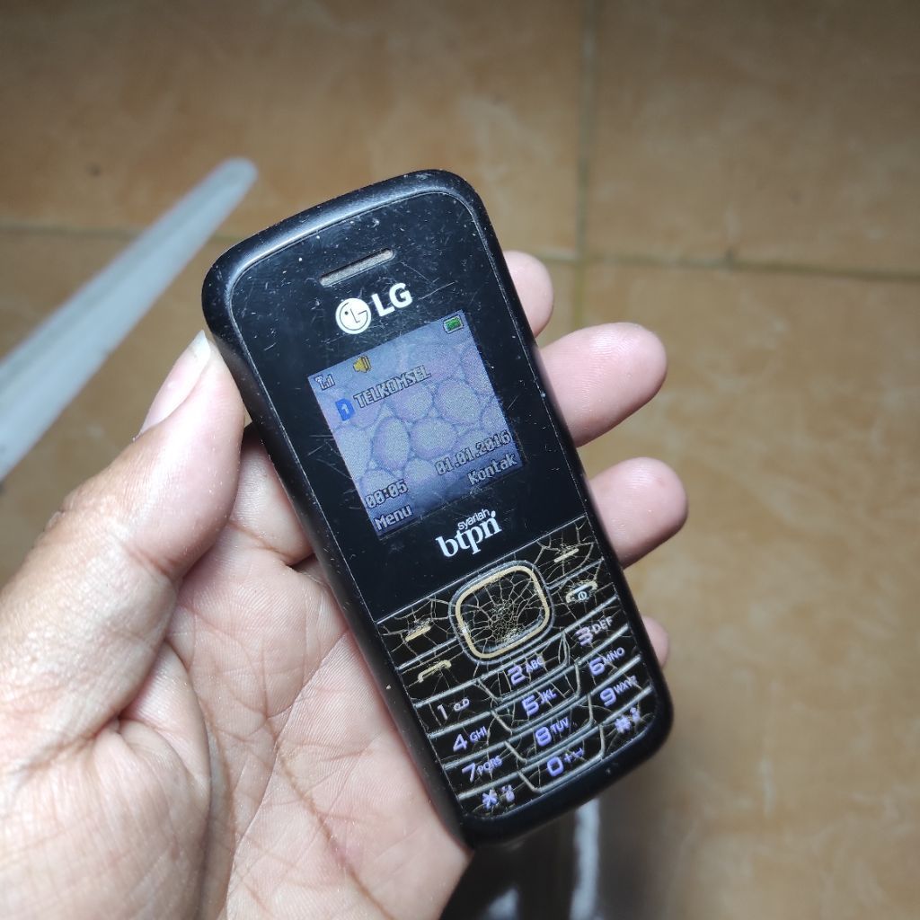 hp LG jadul bekas masih hidup buat pajangan sesuai di foto ( baca diskripsi)