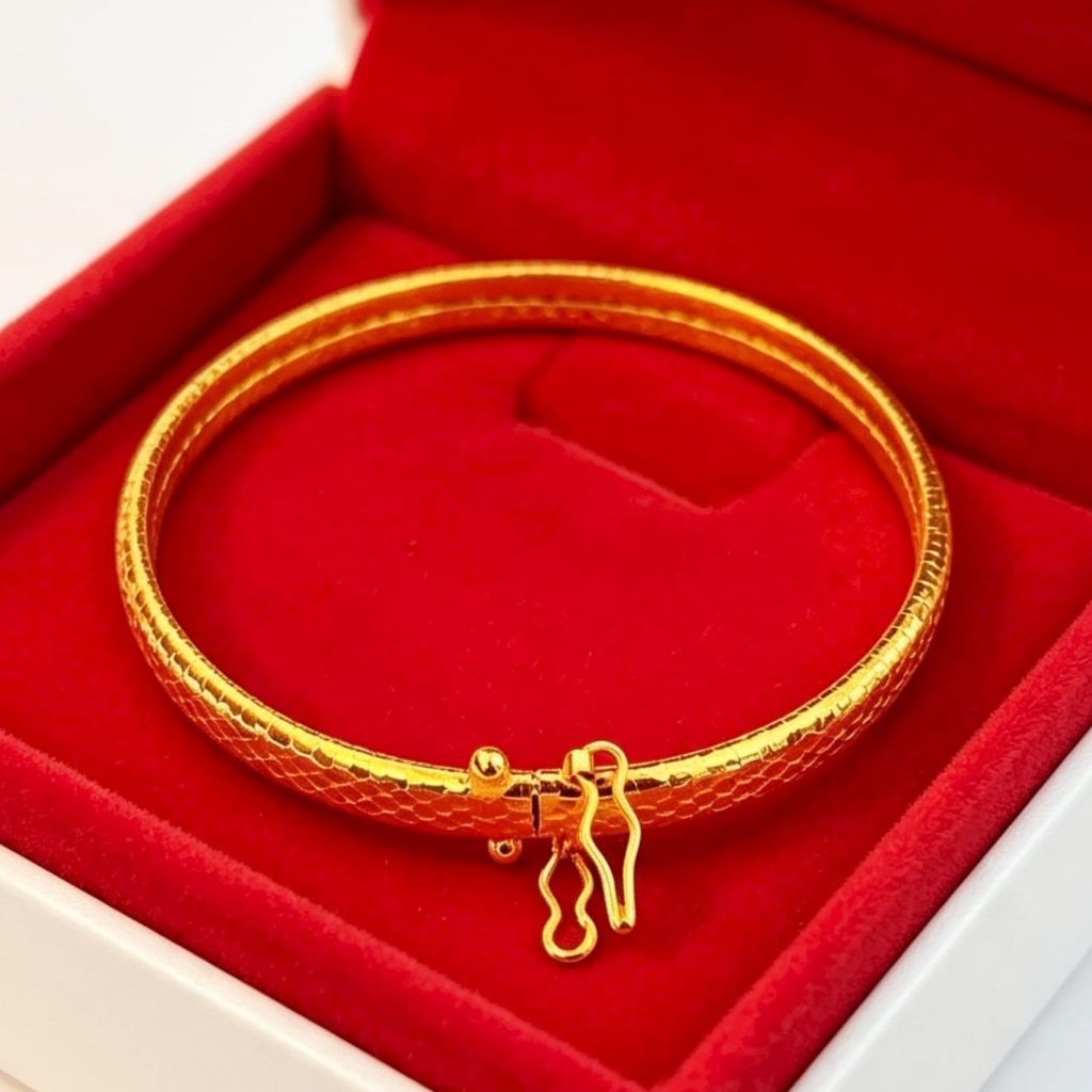 Gelang bangle wanita warna emas model tali serut dengan charm gantungan
