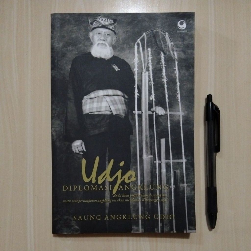 UDJO - DIPLOMASI ANGKLUNG - SAUNG ANGKLUNG UDJO - PENULIS SULHAN SYAFII - PENERBIT PT GRASINDO, 2009