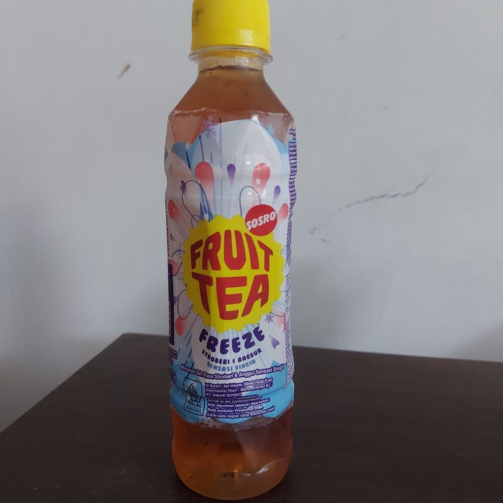 Sosro Fruit Tea Freeze Rasa Stoberi dan Anggur Sensasi Dingin Kemasan Botol 350ml x 2pcs