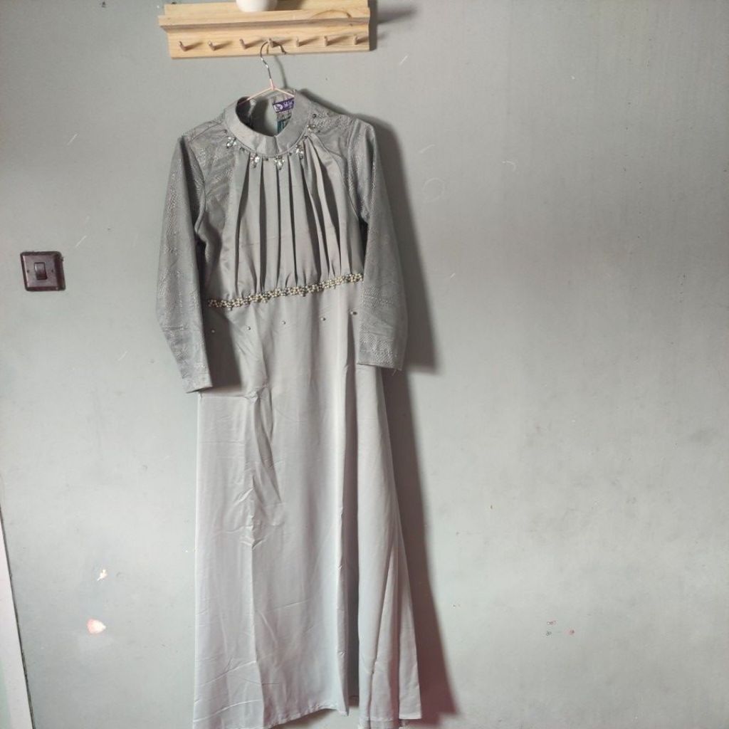 preloved Dress kondangan warna silver ld 90 pb 125