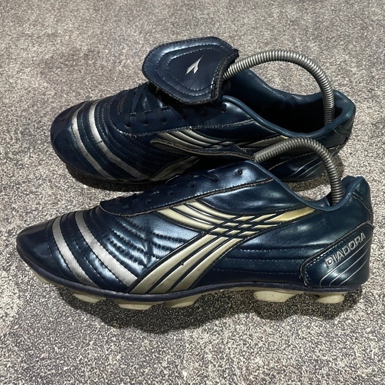 sepatu bola diadora