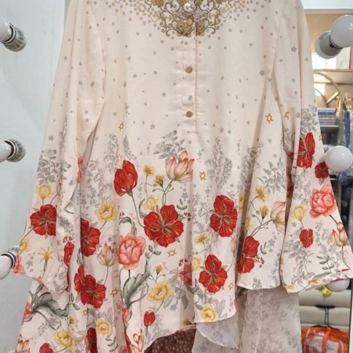 PL set wearing klamby Gardenia / blazer gardenia/ skirt gardenia