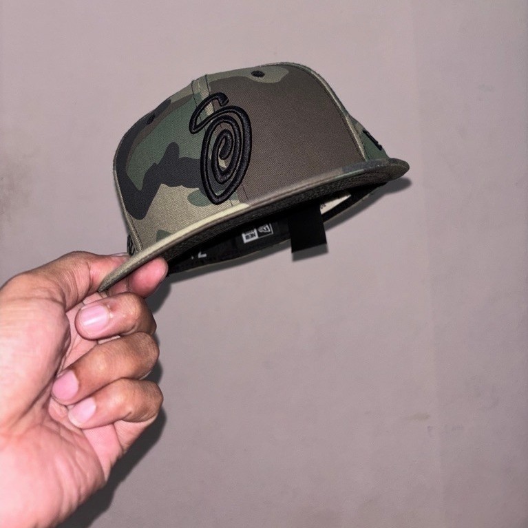 Topi New Era X Stussy Curly S 59Fifty Camo Fitted - size 7 1/4