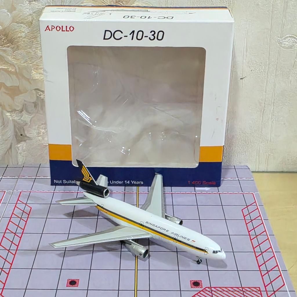 miniatur diecast pesawat McDonnell Douglas DC-10-30 milik maskapai Singapore Airlines berskala 1:400