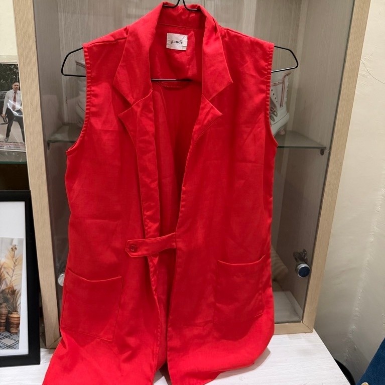 vest merah gaudi