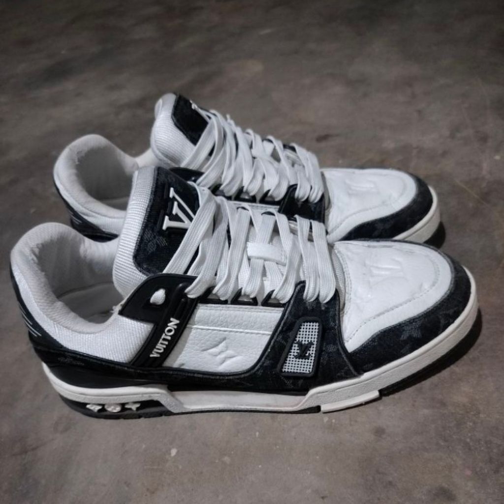 Sepatu LV Trainer Monogram Denim Kulit Hitam Putih
