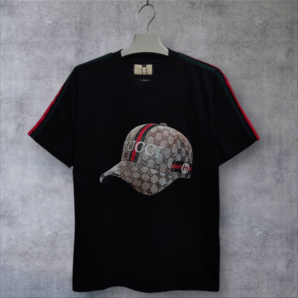 Kaos T-Shirt Hitam Pria Motif Topi Gucci Lengan Pendek dengan Strip Merah Hijau
