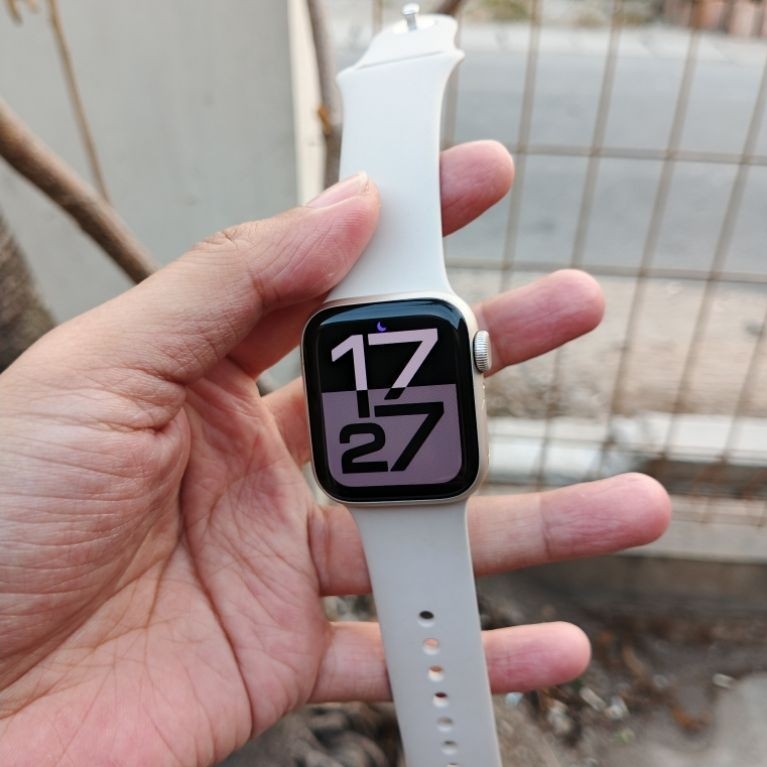 (second) apple watch SE gen 2 40mm unit & Charger