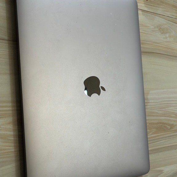 Laptop Apple MacBook warna silver bekas