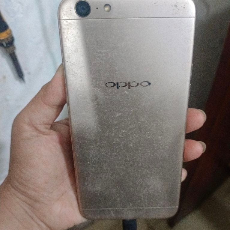 HP OPPO warna perak kondisi bekas