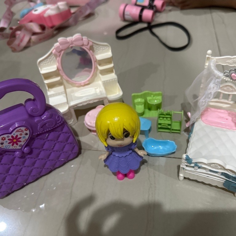 PRELOVED Mainan boneka wanita mini dengan meja rias, tempat tidur dan tas mainan anak