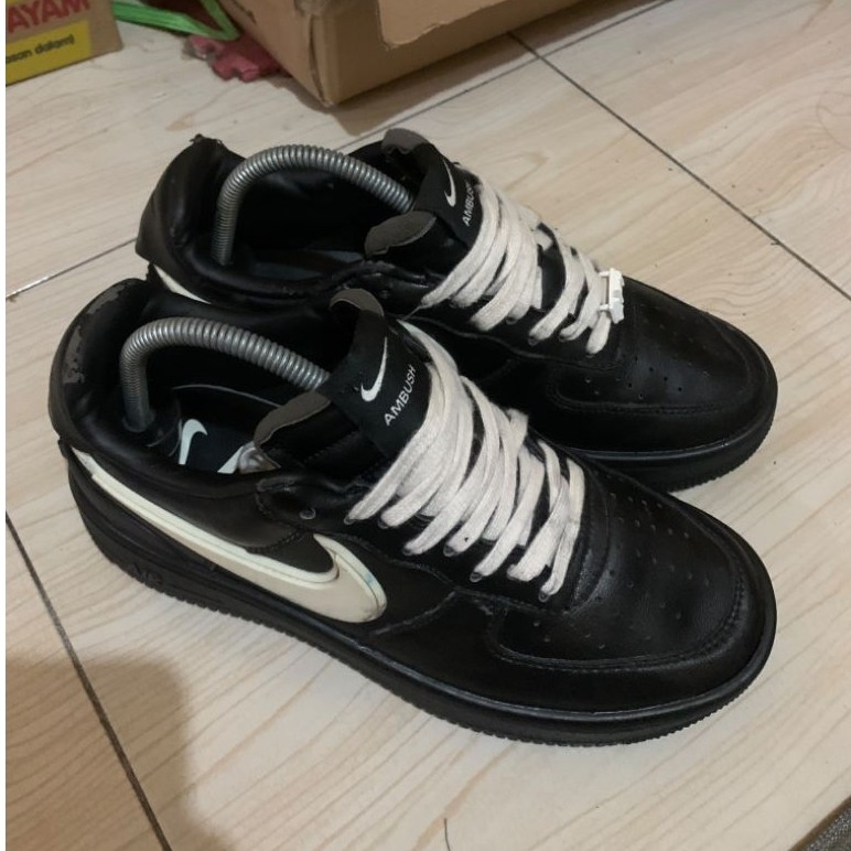 Sepatu sneakers hitam putih Nike Air Force 1 AMBUSH model low top pria wanita