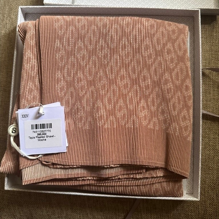 buttonscarves tapis pleted shawl mocca