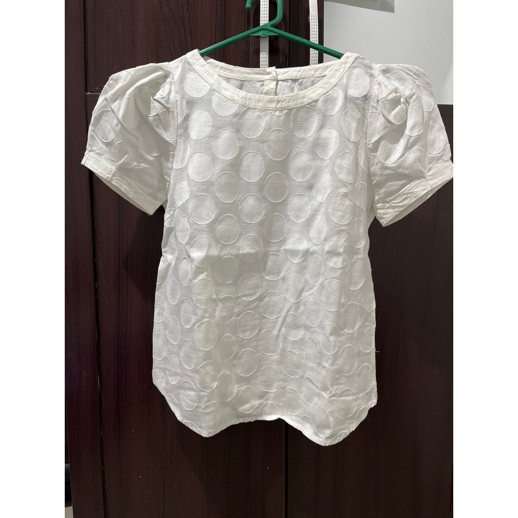 Blus wanita putih lengan pendek dengan lengan balon motif lingkaran timbul kasual