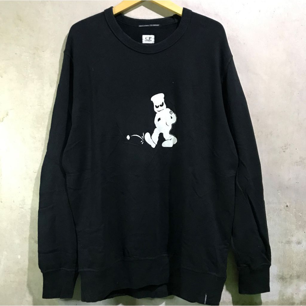 Sweatshirt lengan panjang CP Company warna hitam dengan print karakter putih kasual