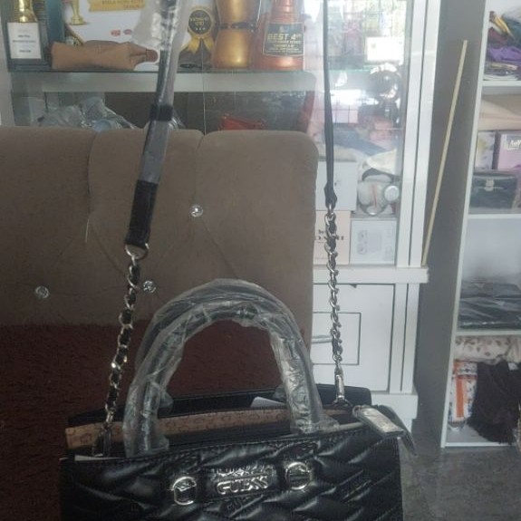 Tas guess ori authentik Selempang Wanita Hitam dengan Rantai dan Pegangan Atas