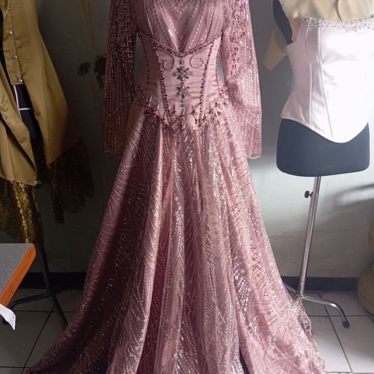 gaun pengantin rose gold