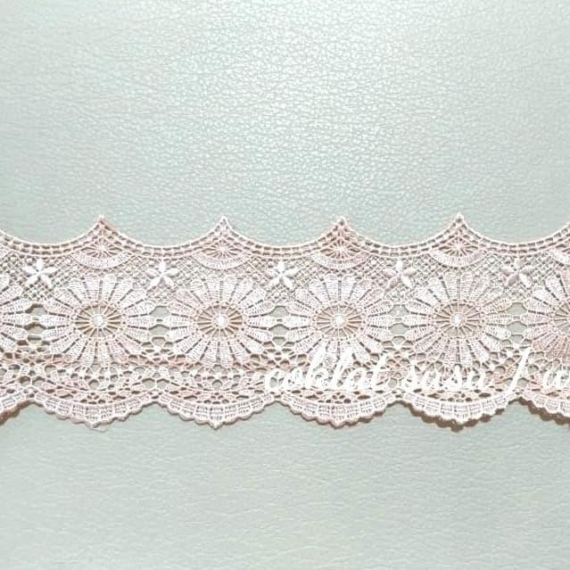 

.........] Renda Giper Bordir Motif Kincir Lebar 9 Cm Coklat Susu (15 yard)