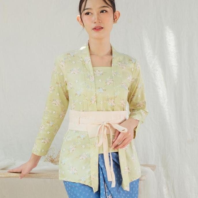 Kebaya Kutubaru Clara Lengan Panjang Meradelima Katun Jepang Hijau Lime