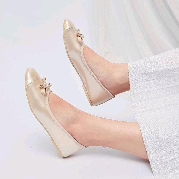 Promo Arvy Sepatu Flatshoes Wanita Natalie dengan Desain Rangkaian Hiasan di Bagian Depan Hitam flat